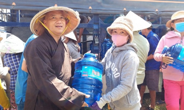 Chùa Huệ Quang trao hơn 1.000 bình nước sạch đến bà con H.Gò Công Đông, Tân Phú Đông (Tiền Giang)