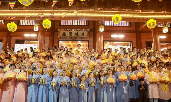 Trang nghiêm đêm hoa đăng kính mừng Phật Đản tại chùa Thiên Quang