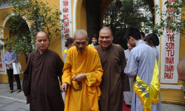 Ngài Đại Tăng thống Phật giáo Vương quốc Campuchia thăm Việt Nam (Cẩm Vân)