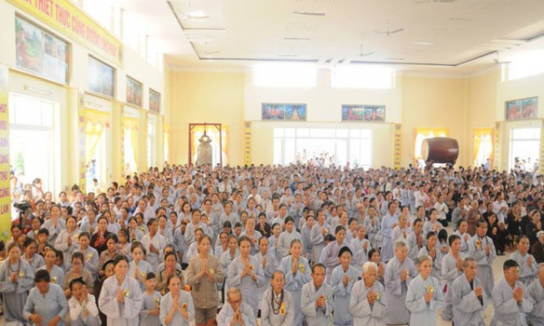 Nghệ An: Hơn 3000 người dự Vu Lan và dâng Y chùa Chí Linh