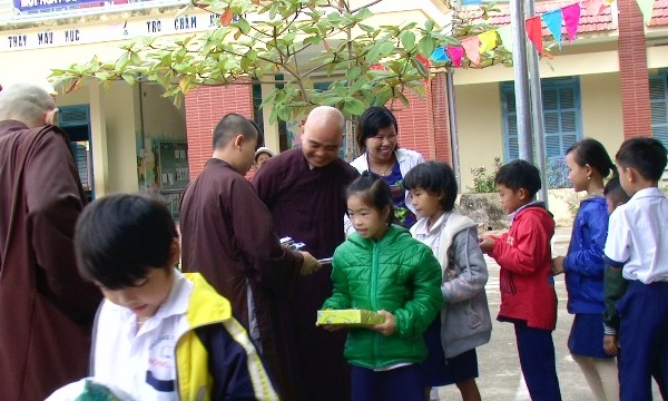 Khánh Hòa: Trao tặng 120 phần quà cho học sinh miền núi Khánh Vĩnh