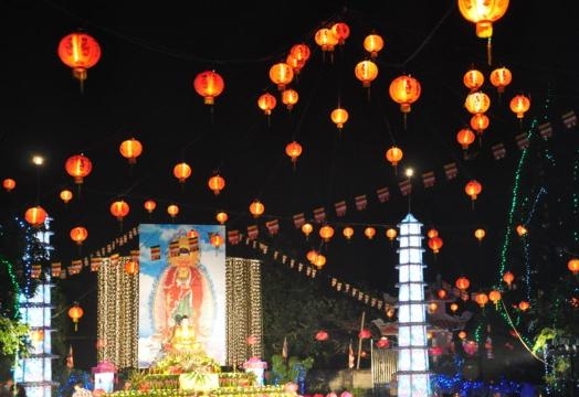 Hưng Yên: Đêm hội hoa đăng kính mừng Khánh đản Đức Phật A Di Đà chùa Thái Lạc