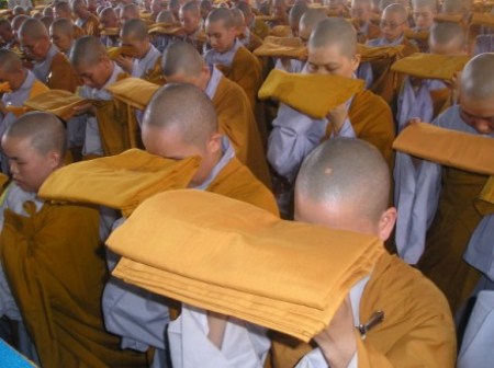 Đã đến lúc Phật giáo Việt Nam cần có sự thống nhất về Pháp phục