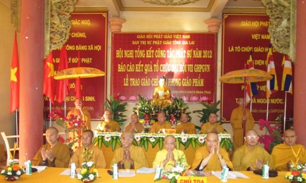 Gia Lai: Tổng kết công tác Phật sự năm 2012 và trao giáo chỉ tấn phong giáo phẩm