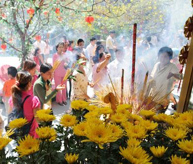 Đầu Xuân đi chùa nét đẹp văn hóa người Việt