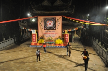 Hà Nội: Xuyên đêm vượt suối Yến vào lễ sớm tại chùa Hương