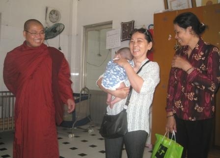 Phật tử chùa Bát Chánh Đạo thăm và giúp đỡ Trung tâm nhân đạo Quê hương