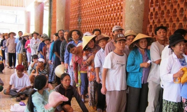 Bình Định: Phật giáo Trà Vinh tặng 256 phần quà cho bệnh nhân phong