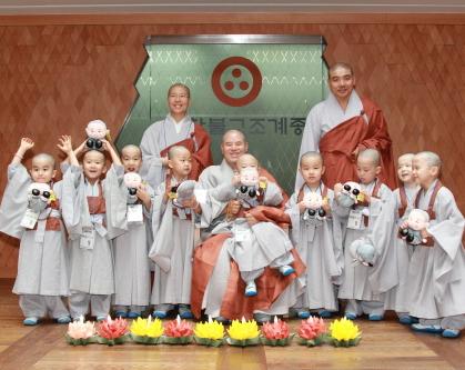 Hàn Quốc: Các tiểu Sa di đảnh lễ mừng ngày Phật đản