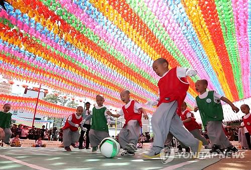 Hàn Quốc: Giải bóng đá của các chú tiểu tí hon chào mừng Phật đản