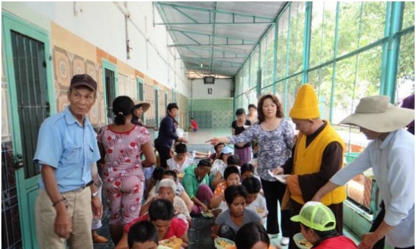 Lâm Đồng: Thăm bệnh nhân tâm thần - mở đầu cho đợt từ thiện hướng về mùa Phật đản 
