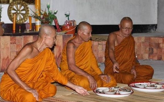 Những nhà sư Thái Lan ngủ không giường, ngày ăn một bữa