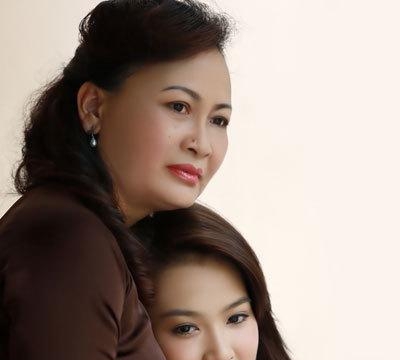 Người đẹp Việt mời mẹ chụp ảnh triển lãm mùa Vu Lan