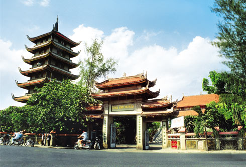 Bài 6: Khảo sát lượng du khách đến thăm các cơ sở tôn giáo, nghĩ về thực trạng kiến trúc Phật giáo tại Tp.HCM
