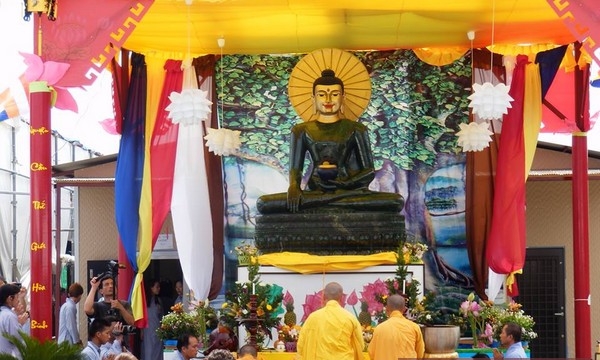 Nhật Bản: Chùa Đại Nam Himeji tổ chức lễ an vị tượng Phật Ngọc và Xá lợi
