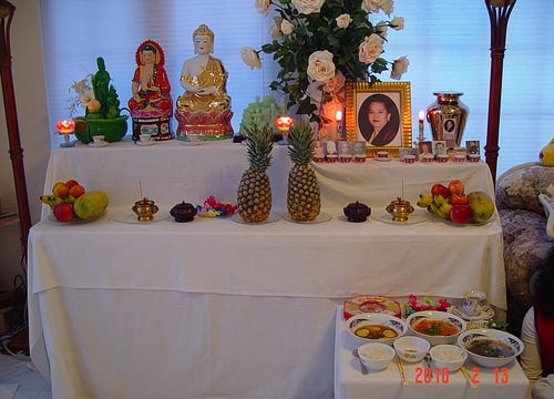 Treo hình tượng Phật và Bồ tát trên bàn thờ tổ tiên có được không?