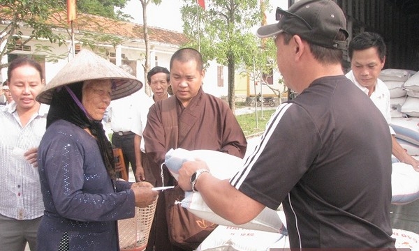 Nghệ An: Tăng, ni, phật tử chùa Đàm (Tp.HCM) cứu trợ đồng bào vùng lũ