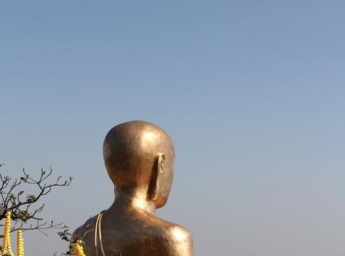 Nghĩ bên chân tượng Phật hoàng
