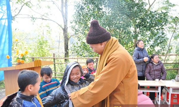 Lạng Sơn: Thị trấn Đồng Đăng trao quà cho các em học sinh vùng cao