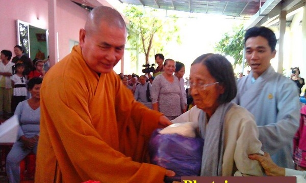 Sóc Trăng: Thiền viện Phật Châu trao quà Tết cho người nghèo