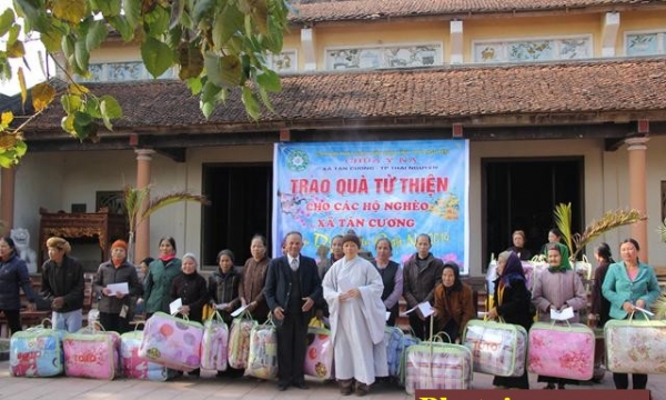 Thái Nguyên: Chùa Y Na trao quà Tết cho các hộ nghèo tại xã Tân Cương
