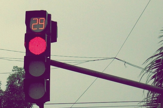 Hạnh kiên nhẫn khi chờ đèn tín hiệu giao thông