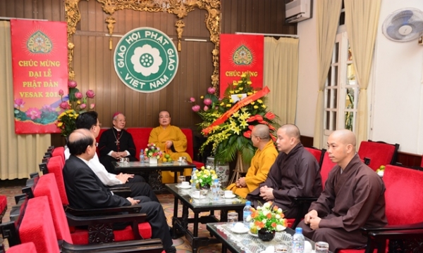 Tổng Giám mục Hà Nội thăm GHPGVN nhân Đại lễ Vesak 2014