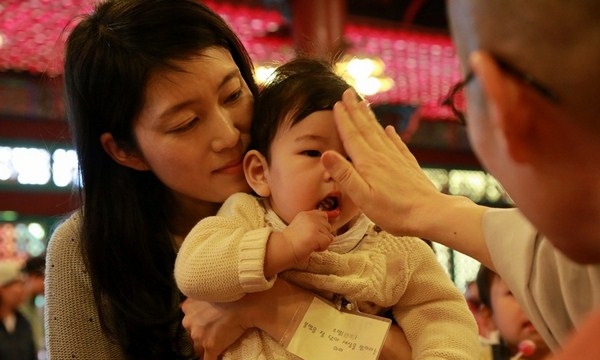 Hàn Quốc: Trẻ sơ sinh đến chùa làm lễ khai tâm nhân ngày Phật đản