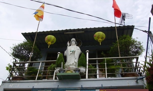 Chia sẻ niềm vui treo cờ mừng Phật đản