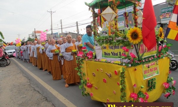 Long An: Thị trấn Cần Giuộc diễu hành xe hoa mừng Phật đản