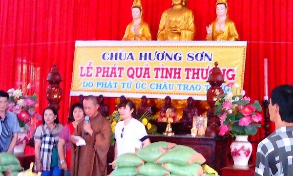 Sóc Trăng: Trao quà cho người nghèo tại chùa Hương Sơn