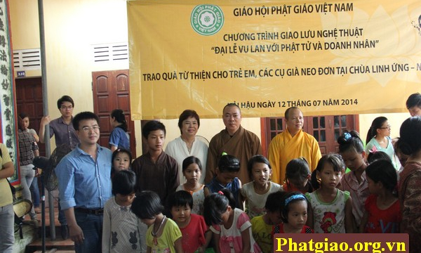 Chương trình  'Đại lễ Vu Lan với Phật tử & Doanh nhân' trao quà tại chùa Linh Ứng (Nam Định)