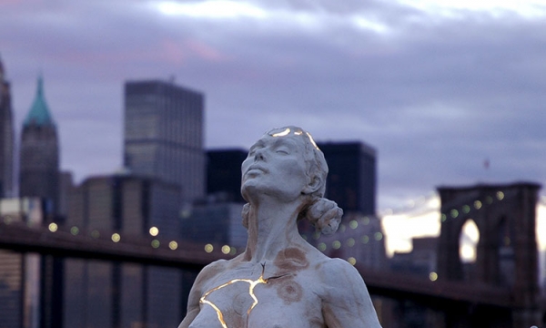 Hoa Kỳ: Bức tượng người phụ nữ ngồi thiền “tỏa sáng” ở New York