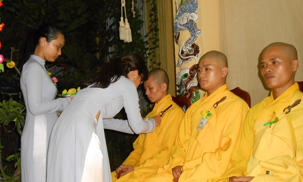 Đà Nẵng: Thuyết Pháp và lễ cài hoa hồng tại chùa Thanh Bình