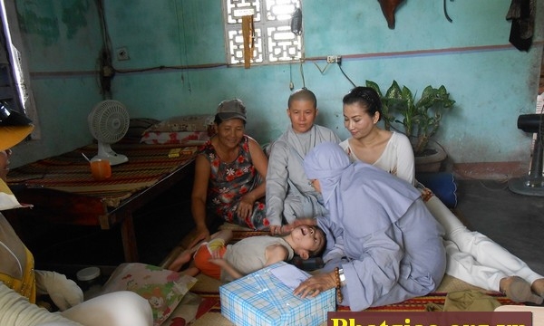 Đà Nẵng: Chùa Phổ Hiền thăm tặng quà nạn nhân chất độc da cam