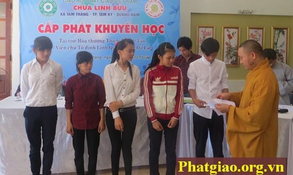 Quảng Nam: Cấp phát khuyến học tại chùa Linh Bửu