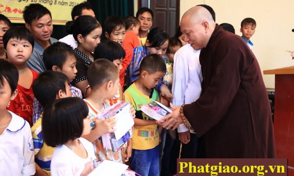 Hà Nội: Hòa thượng Thích Gia Quang trao quà tại huyện Mê Linh