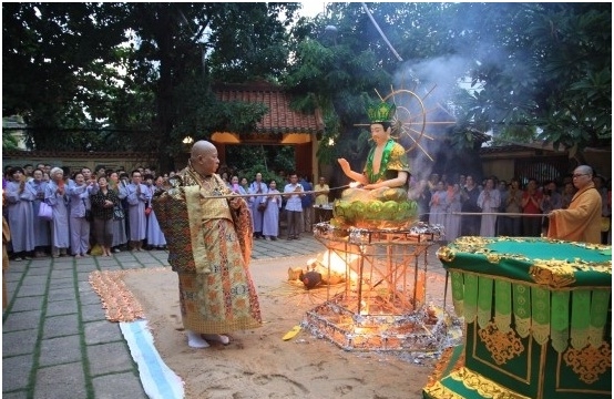 Dư luận bức xúc trước việc châm lửa đốt hình tượng đức Phật