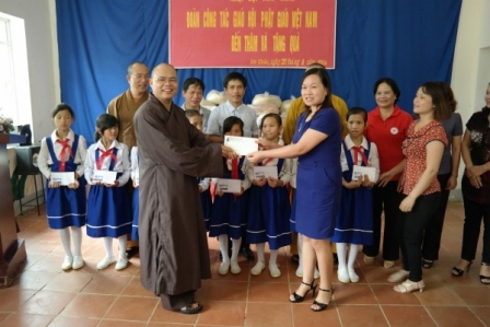  Tặng quà cho người nghèo, trẻ em tàn tật của tỉnh Lai Châu