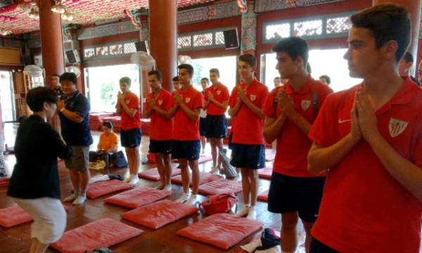 Cầu thủ Tây Ban Nha thiền trà đạo tại chùa Bongeunsa - Hàn Quốc