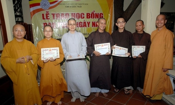 Tp.HCM: Quỹ Đạo Phật Ngày Nay trao học bổng cho tăng, ni sinh