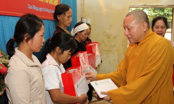 Cao Bằng: Hòa thượng Thích Gia Quang trao quà các hộ gia đình nghèo