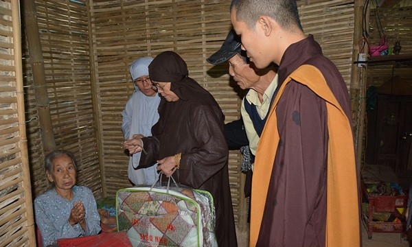 TT.Huế: CLB từ thiện “Tâm” cùng chùa Phổ Hiền tặng quà đồng bào nghèo