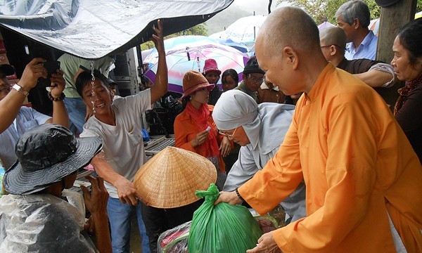 Quảng Nam: Trao quà từ thiện tới đồng bào dân tộc Ve