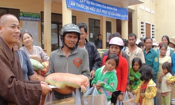 Lâm Đồng: Tặng quà cho bà con nghèo xã Gia Bắc
