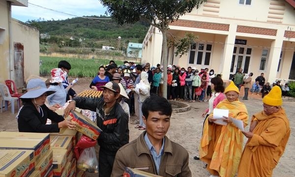 Lâm Đồng: Ban Từ thiện PG Tiền Giang trao quà bà con nghèo huyện Đức Trọng