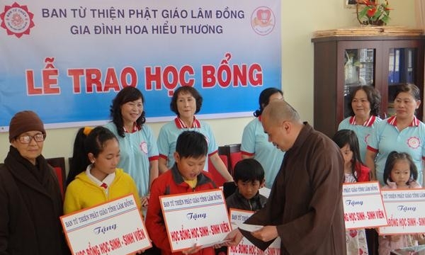 Lâm Đồng: Ban Từ thiện Xã hội trao học bổng cho học sinh nghèo hiếu học 