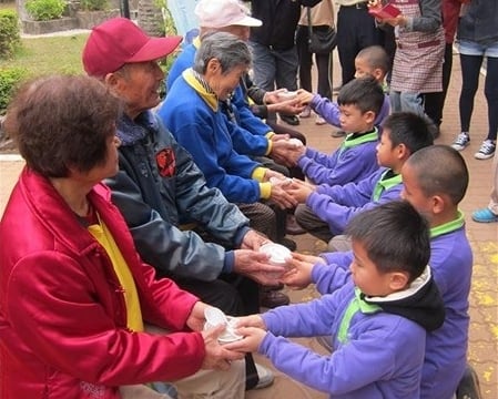 Đài Loan: Trường Tiểu Quốc dân Kim Sơn dâng cháo cho các cụ già cô đơn