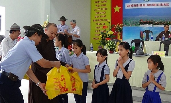 Đà Nẵng: Ban HDPT tỉnh trao quà Tết cho Đoàn sinh nghèo vượt khó