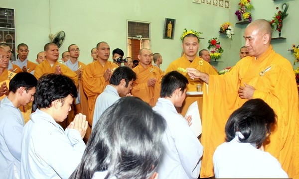 17 thiện nam, tín nữ xuất gia tại thiền tôn Phật Quang